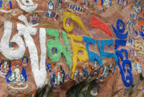 チベットの岩壁に描かれた六字真言などの仏教壁画