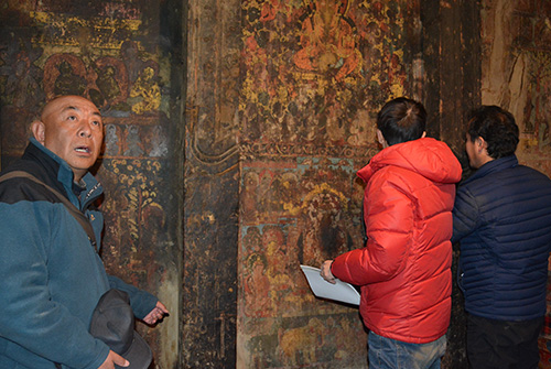 1400年前の壁画を視察するアワンジンメイ教授